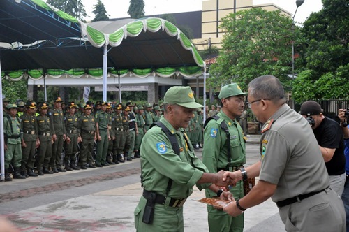 Ribuan Anggota Linmas Dilantik Untuk Turut Mengawal 